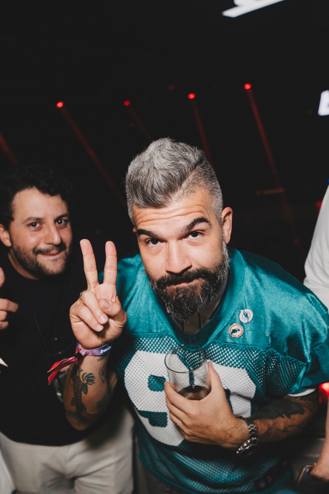 Invitado con camiseta de los Dolphins haciendo el signo de la paz