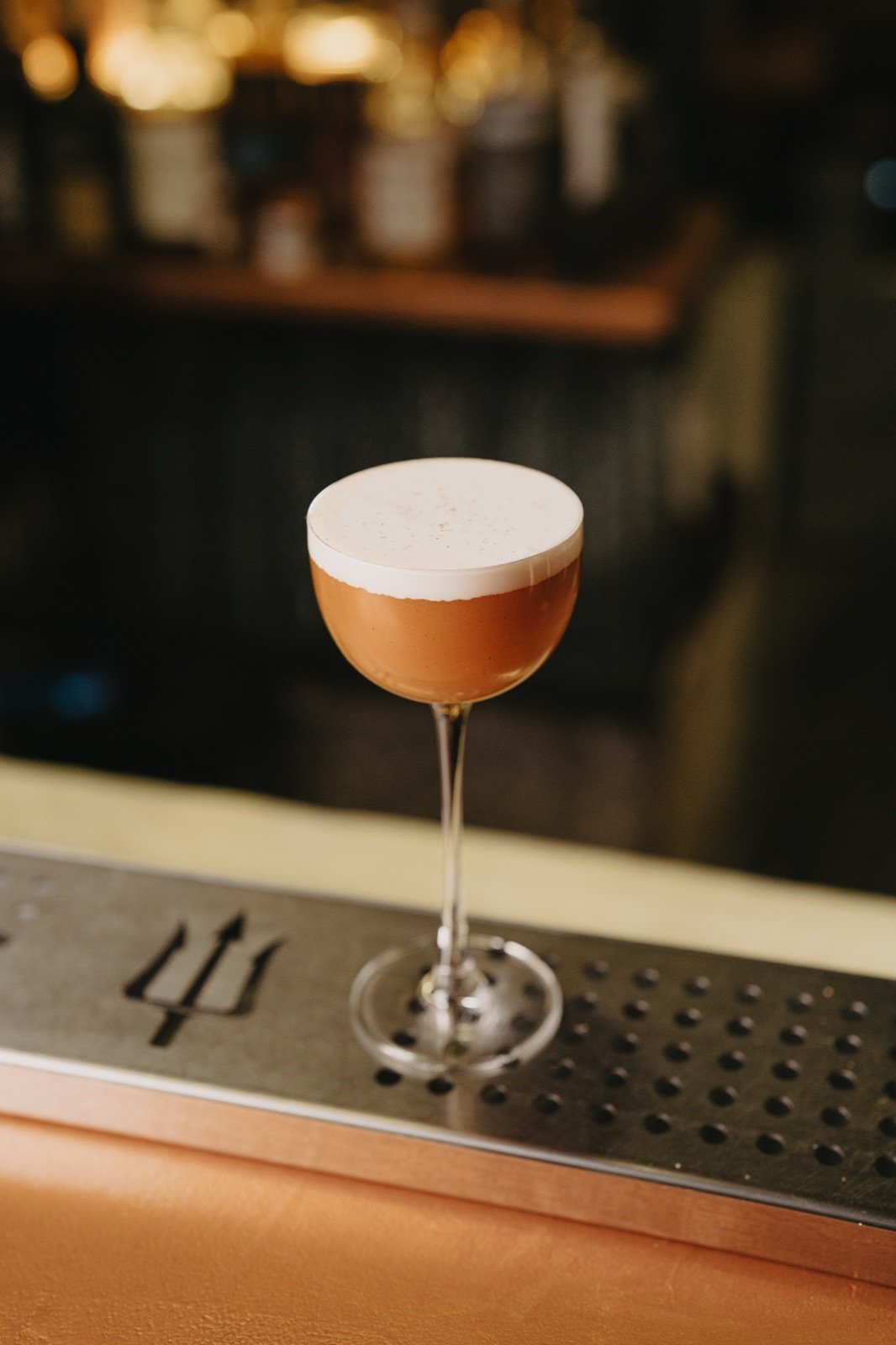 Sour con espuma sobre la barra