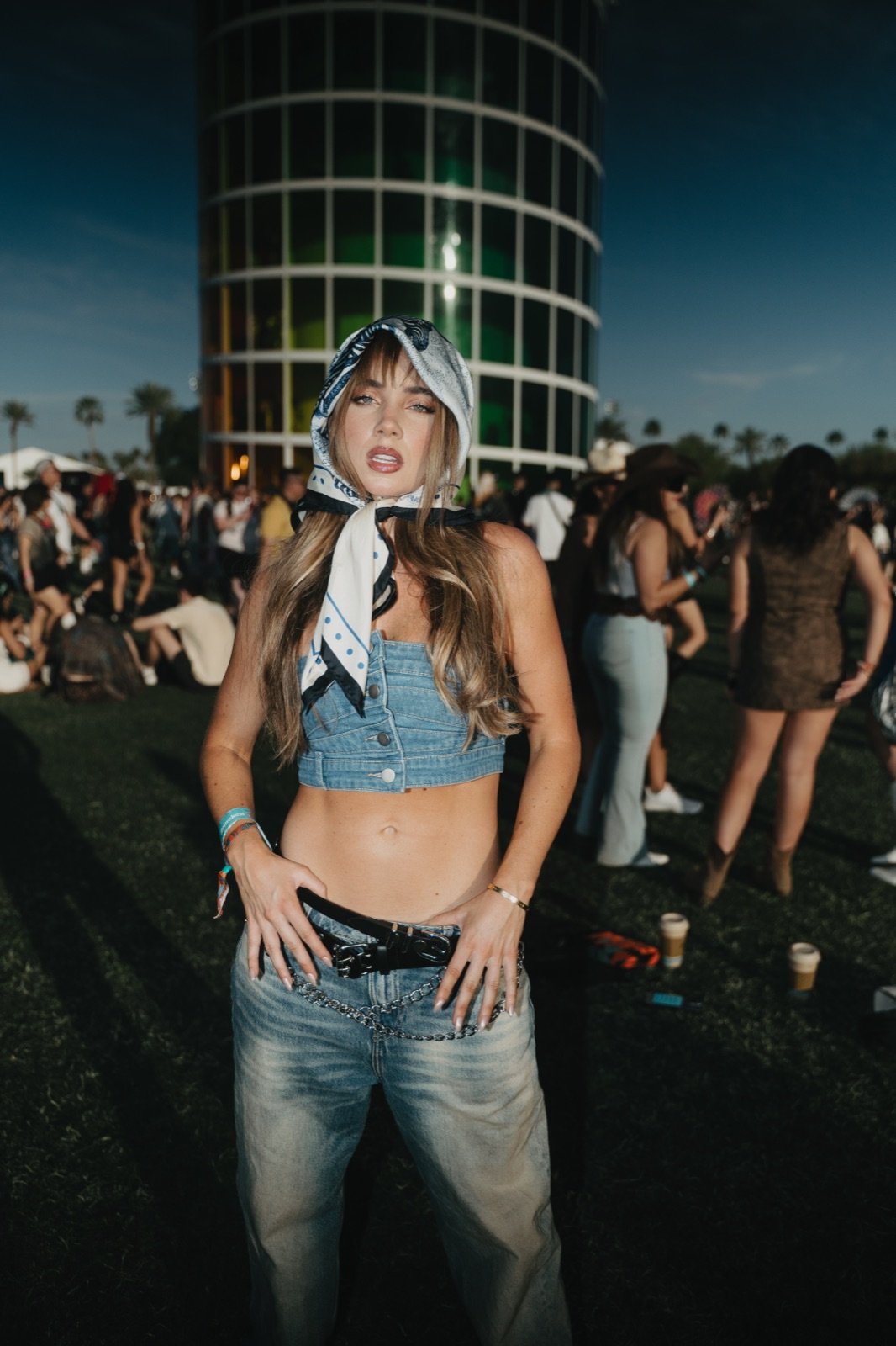 Look vaquero con pañuelo en Coachella