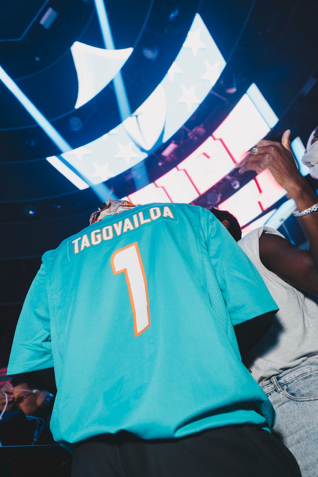 Camiseta de Tagovailoa entre las luces de la sala