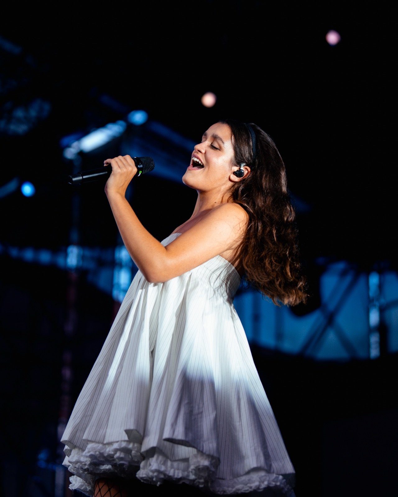 Amaia cantando con vestido blanco
