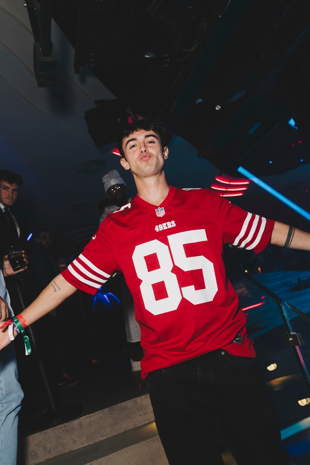 Invitado con la camiseta 85 de los 49ers