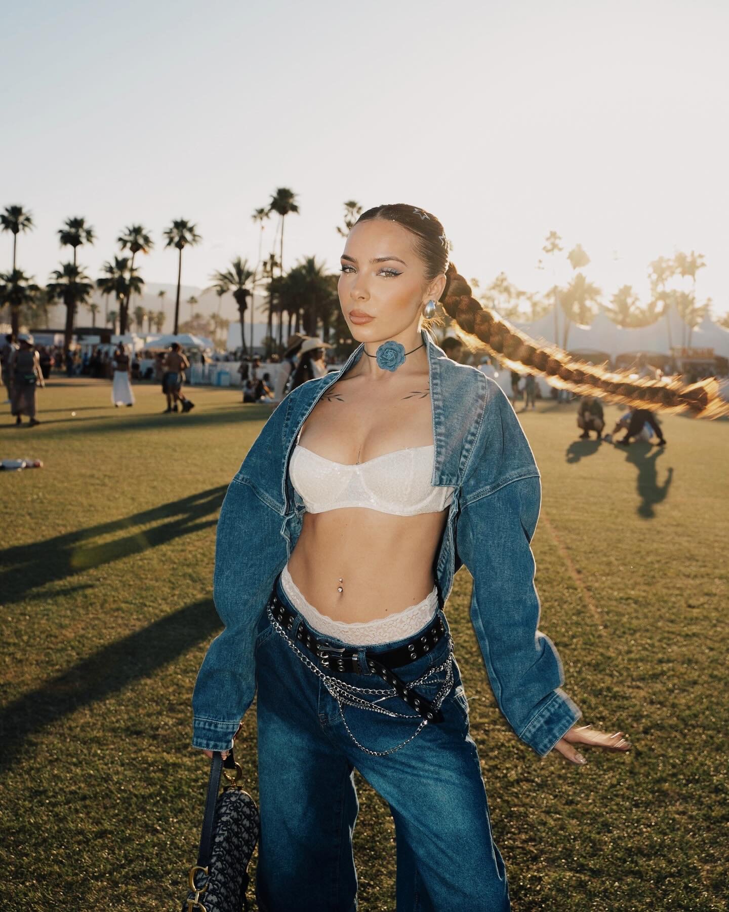 Modelo con top marrón al atardecer en Coachella