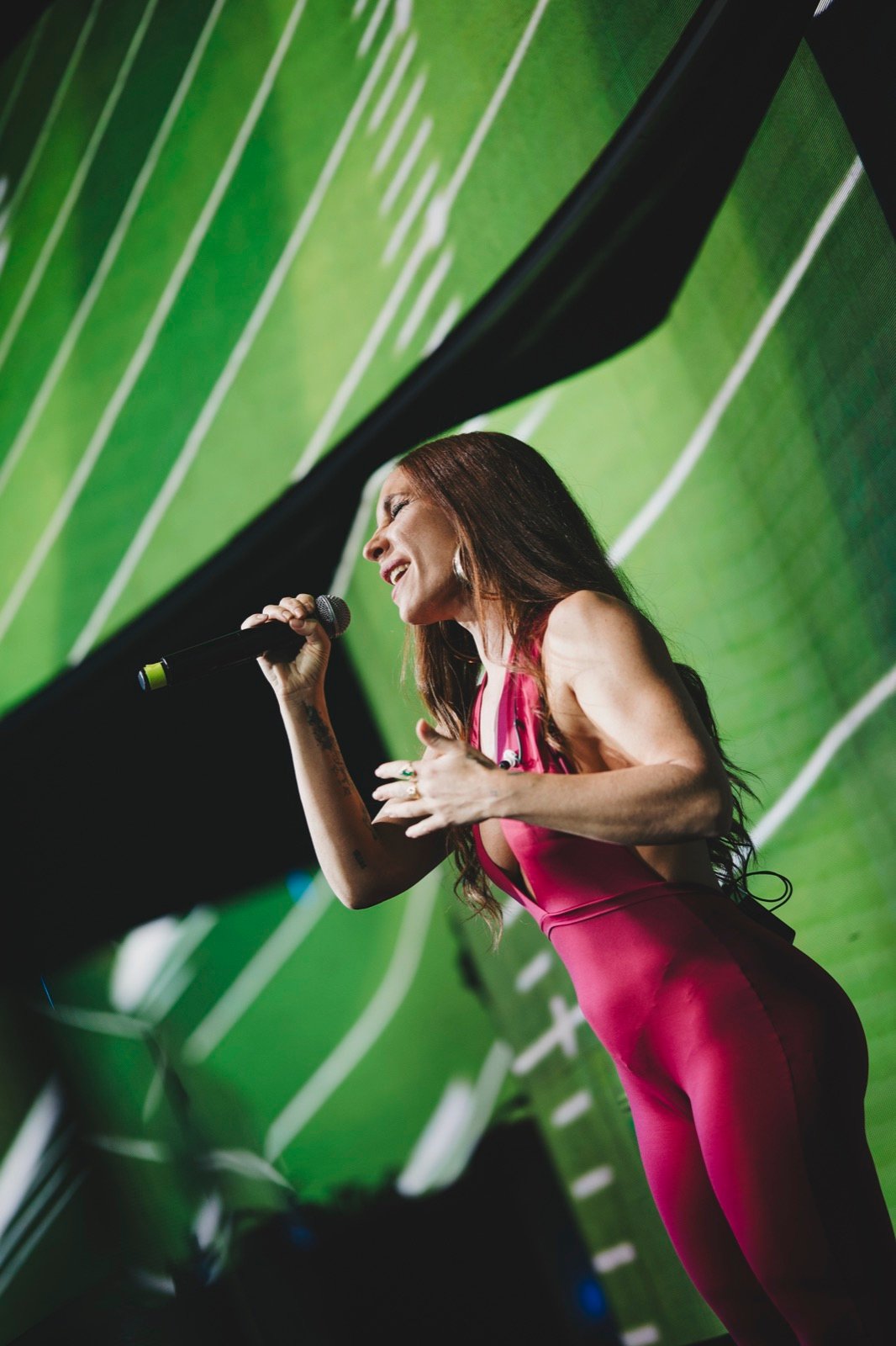 Cantante actuando frente a la pantalla del campo