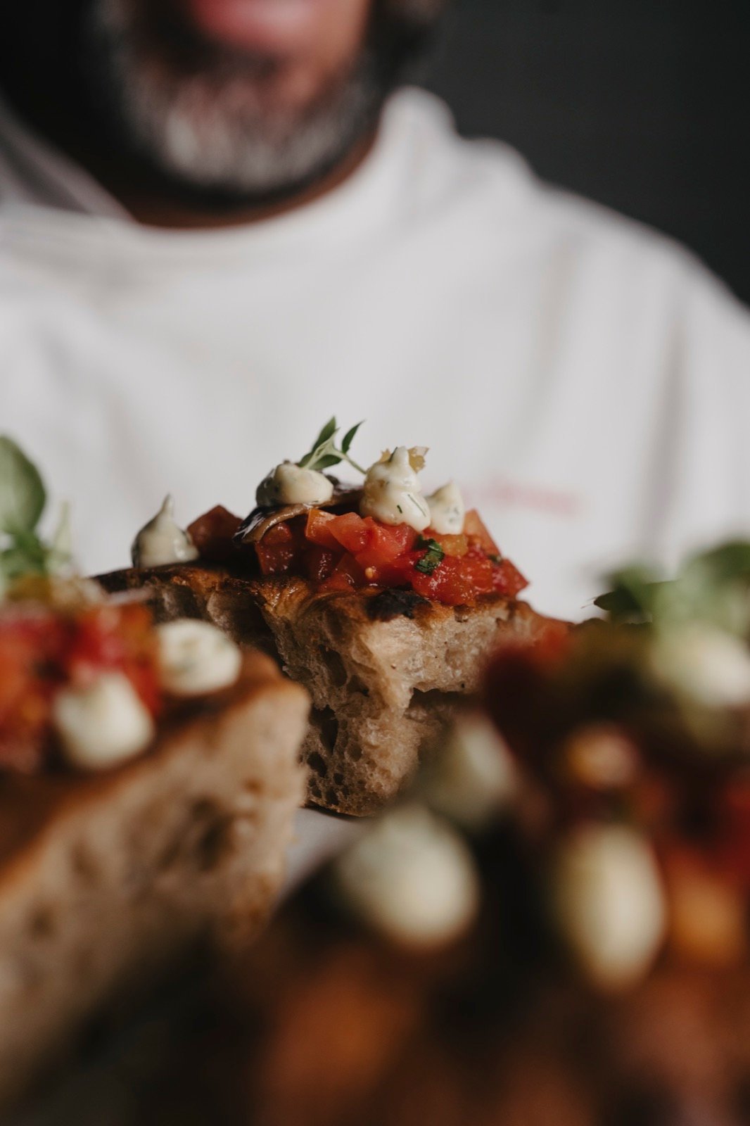 Chef presentando su pizza