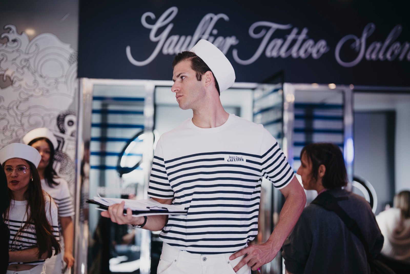 Marinero en el Gaultier Tattoo Salon