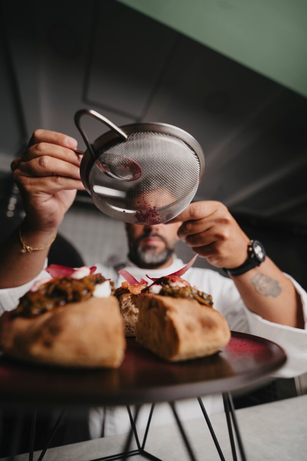 Chef espolvoreando con un colador