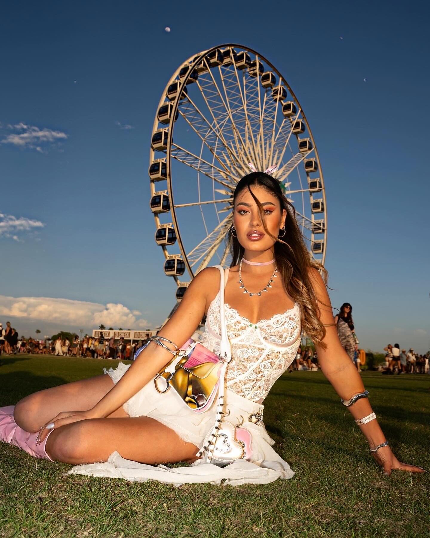 Modelo sentada bajo la noria de Coachella