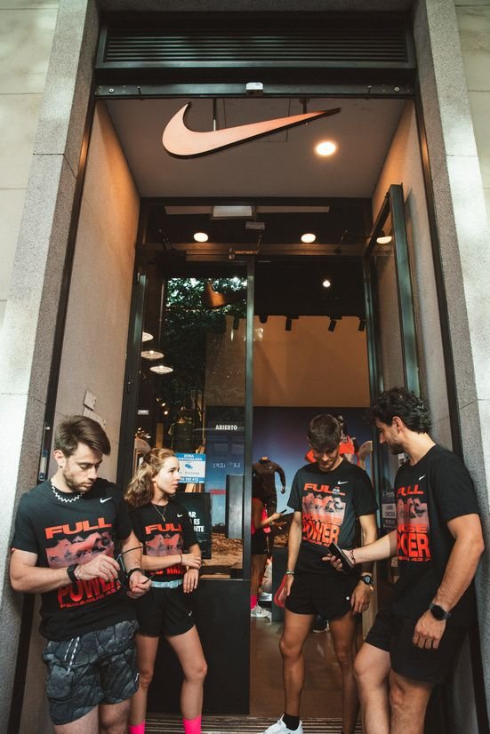 Equipo en la entrada de la tienda Nike
