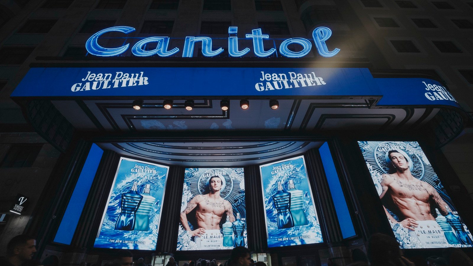 Fachada del Capitol con la campaña de Jean Paul Gaultier