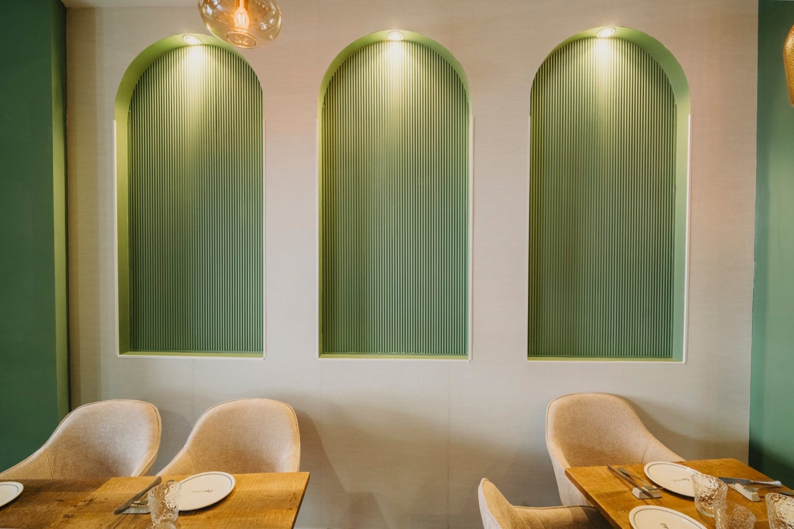 Comedor con arcos verdes del restaurante