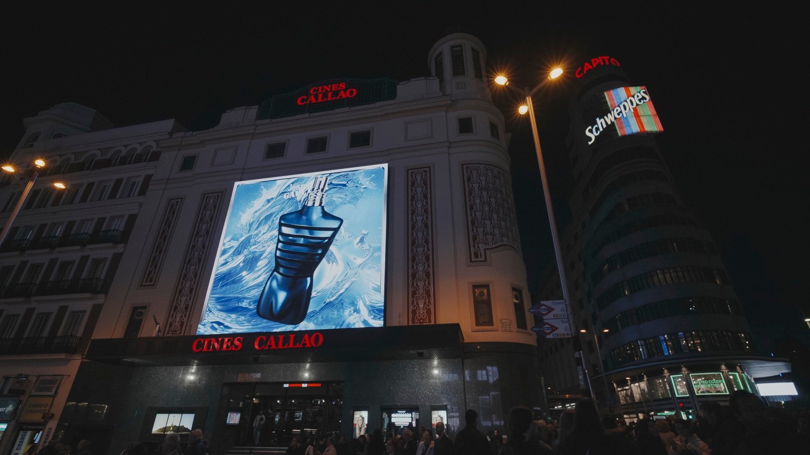 Pantalla de Le Male en Callao de noche