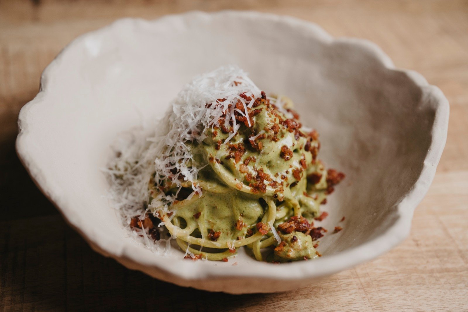 Pasta en cuenco de cerámica