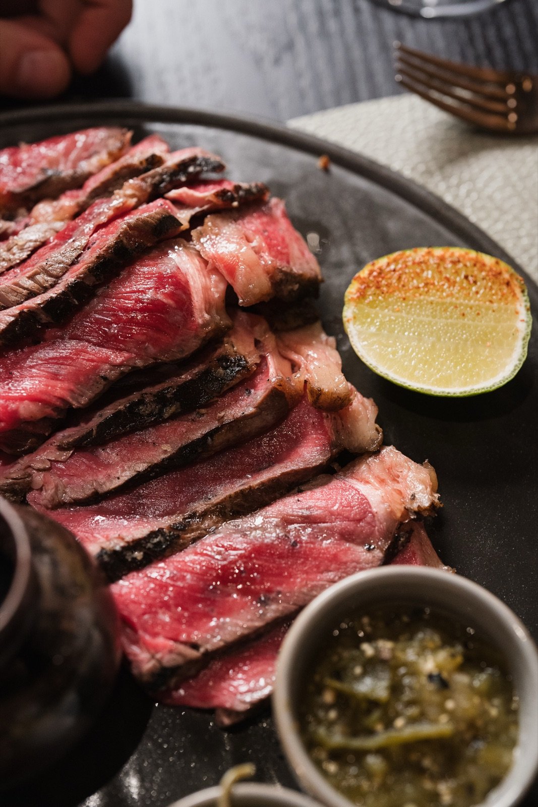 Chuletón cortado con chimichurri