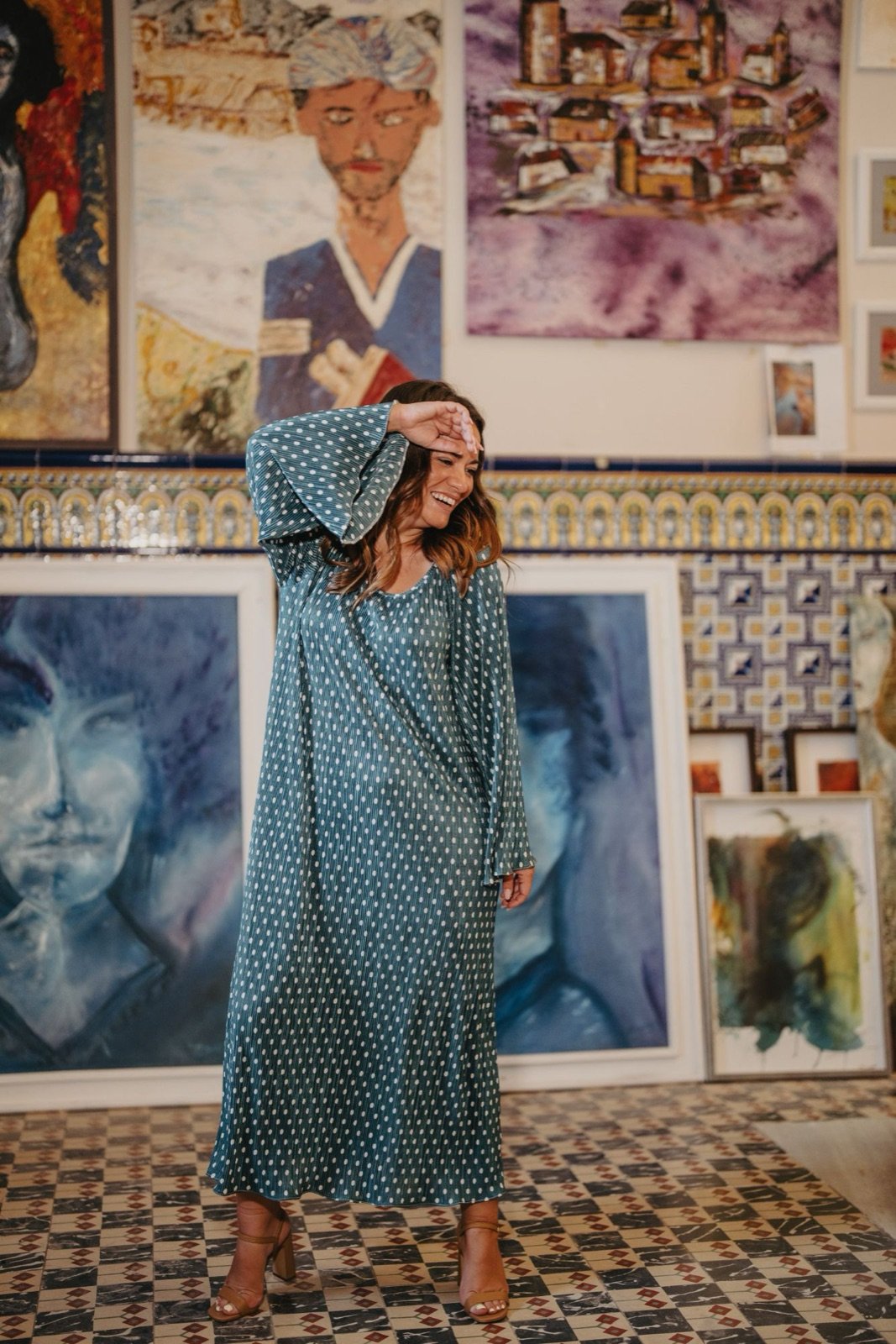 Vestido de lunares de Carcuí en un taller de pintura
