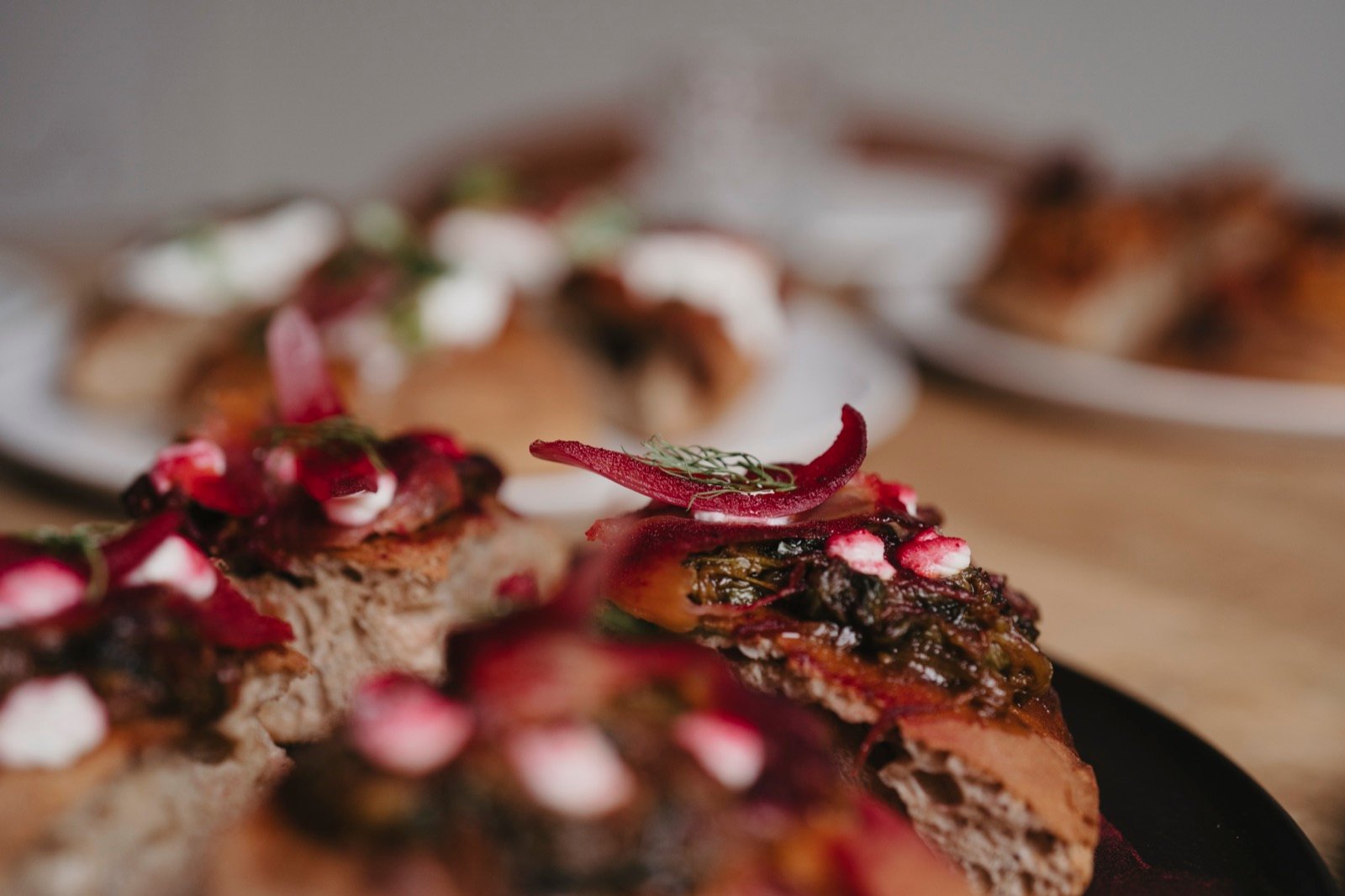 Platos con flores comestibles en la mesa