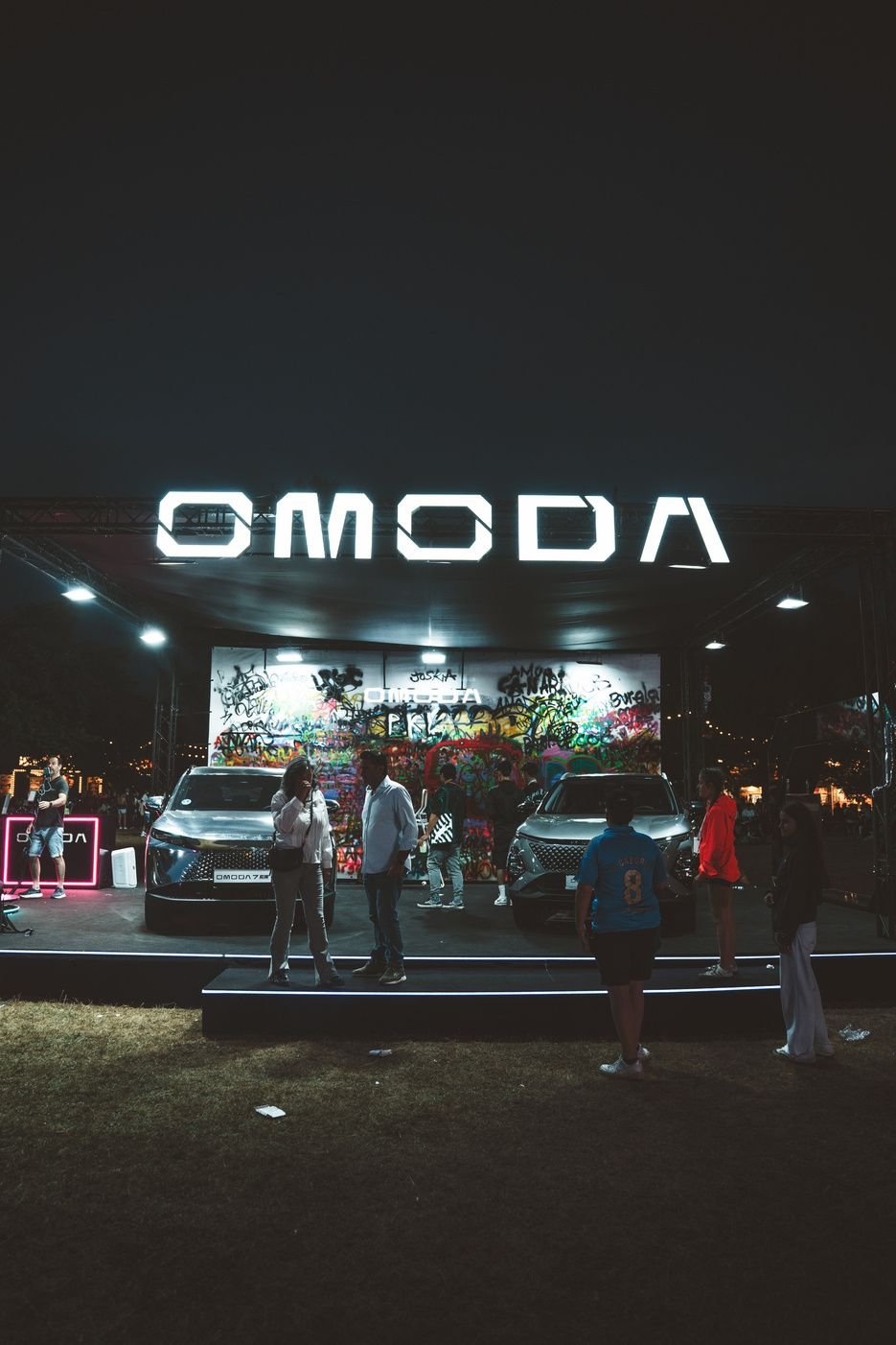 Stand de Omoda de noche
